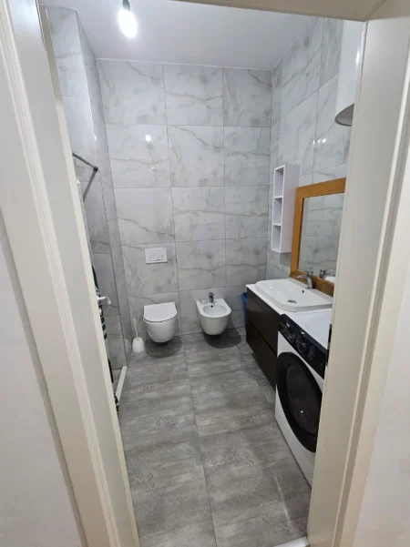 Tirane, jepet me qera apartament 2+1+Ballkon Kati 6, 100 m² 550 € (Ali Demi)