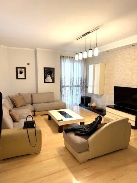 Jepet me Qera Apartament 2+1+2 tek  21 Dhjetori,   750 mij leke