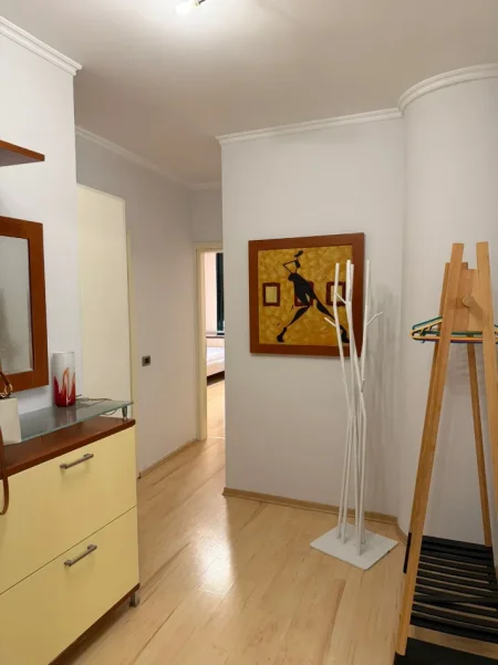 Jepet me Qera Apartament 2+1+2 tek  21 Dhjetori,   750 mij leke