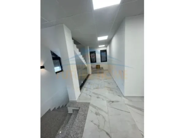 Tirane, jepet me qera ambjent biznesi Kati 1, 350 m² 3.000 € (TEG , Prane Terminalit)