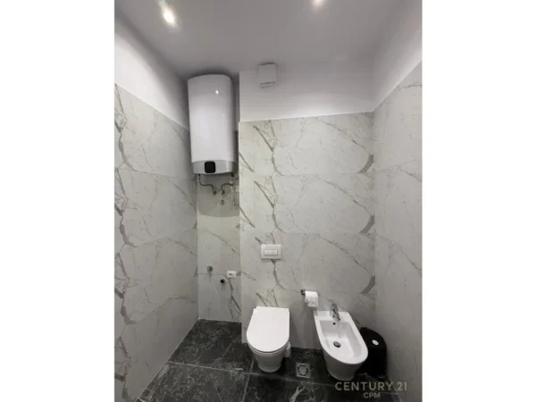 Tirane, jepet me qera apartament 2+1 Kati 8, 118 m² 1.300 € 