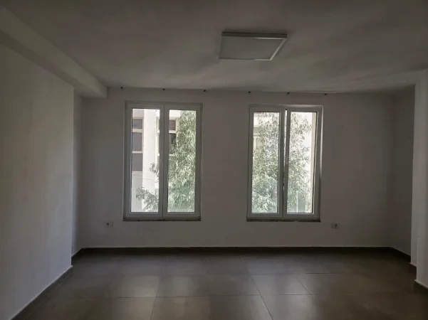Tirane, jepet me qera zyre Kati 3, 74 m² 1.250 € (PRANE COIN)