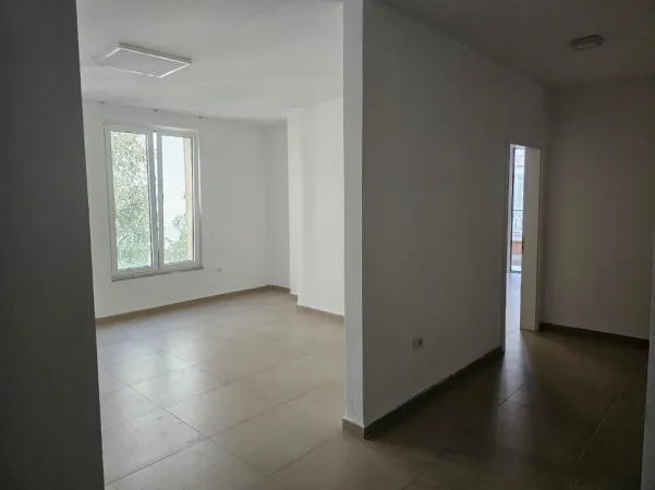 Tirane, jepet me qera zyre Kati 3, 74 m² 1.250 € (PRANE COIN)