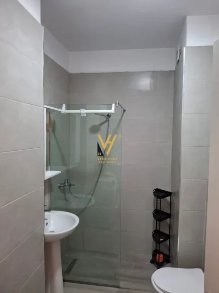 Tirane, jepet me qera apartament 2+1+Ballkon Kati 4, 110 m² 700 € (ISH FUSHA E AVIACIONIT)