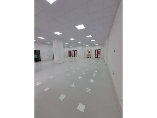 Tirane, jepet me qera ambjent biznesi Kati 1, 296 m² 2.500 € 