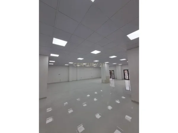 Tirane, jepet me qera ambjent biznesi Kati 1, 296 m² 2.500 € 