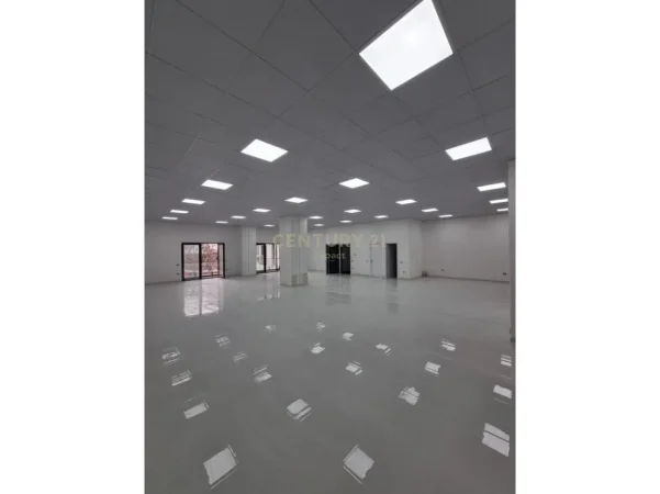 Tirane, jepet me qera ambjent biznesi Kati 1, 296 m² 2.500 € 