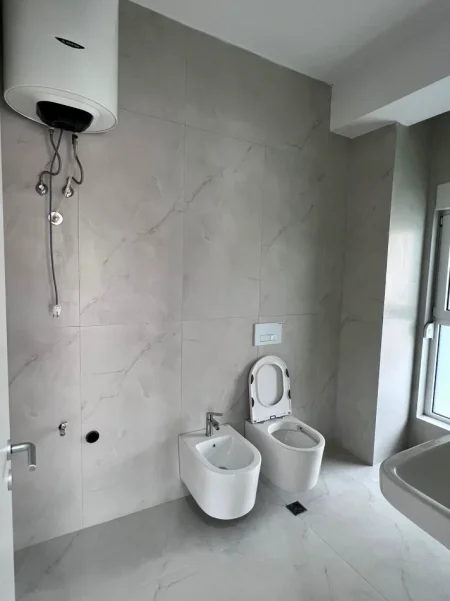 Tirane, jepet me qera apartament 1+1 Kati 8, 60 m² 350 € (Ali Demi)