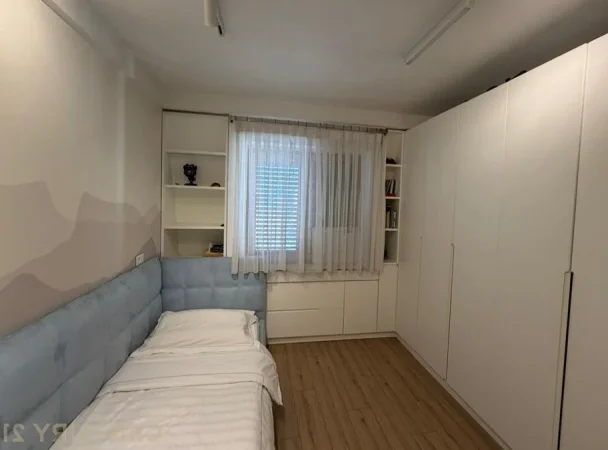Tirane, jepet me qera apartament 2+1 Kati 6, 152 m² 1.200 € (Komuna e Parisit)