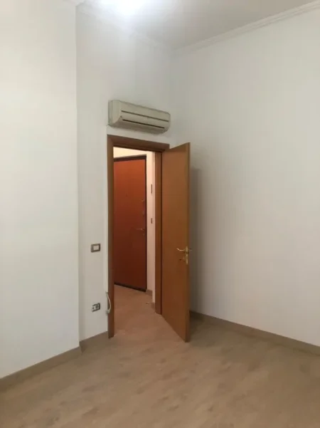 Tirane, jepet me qera ambjent biznesi Kati 3, 35 m² 370 € (Zogu i Zi)