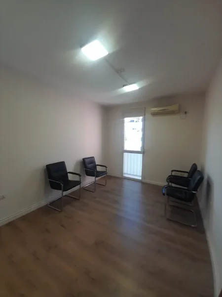 Tirane, jepet me qera Apartament 1+1, Kati 5, Bosh, Cmimi 650 €, Rruga Kavajës, Qender -Tiranës.