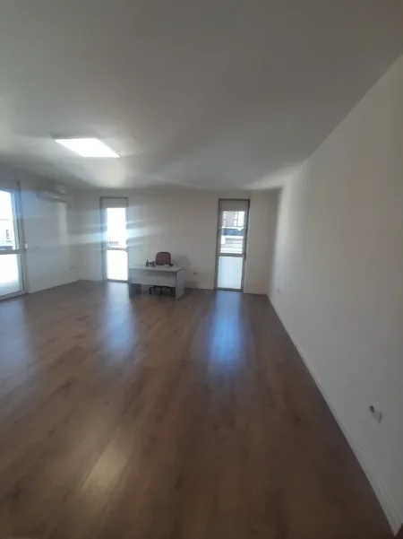 Tirane, jepet me qera Apartament 1+1, Kati 5, Bosh, Cmimi 650 €, Rruga Kavajës, Qender -Tiranës.