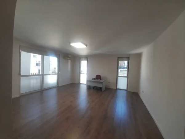 Tirane, jepet me qera apartament 1+1 Kati 5, 80 m² 700 € (Rruga e Kavajes)