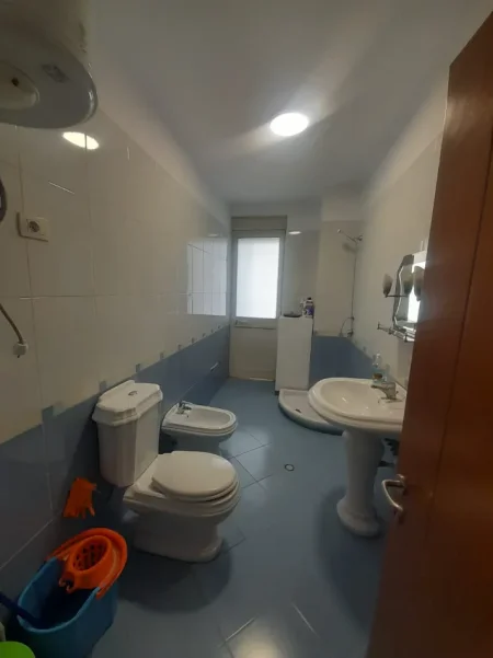 Tirane, jepet me qera apartament 1+1 Kati 5, 80 m² 700 € (Rruga e Kavajes)