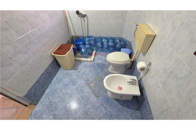Vlore, shitet shtepi 2+1+Ballkon , 415 m² 175.000 € (Rruga e Re, Vlore)