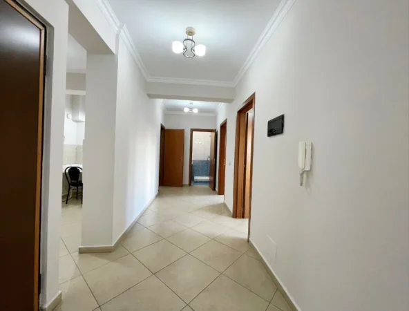 Tirane, jepet me qera ambjent biznesi Kati 1, 110 m² 900 € (RRUGA KAVAJES)
