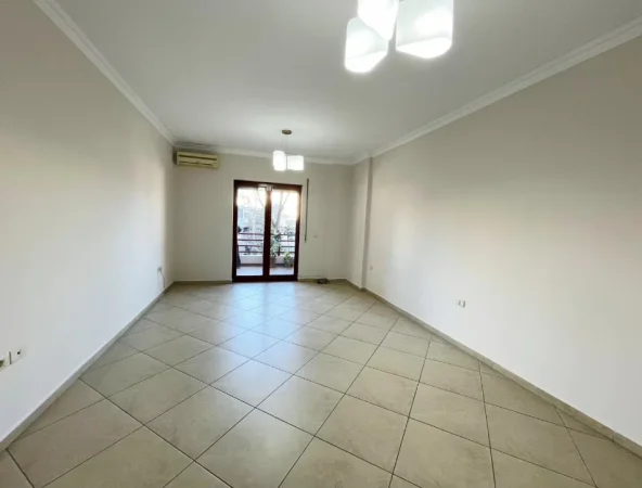 Tirane, jepet me qera ambjent biznesi Kati 1, 110 m² 900 € (RRUGA KAVAJES)