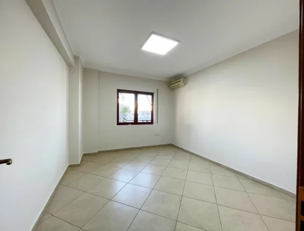 Tirane, jepet me qera ambjent biznesi Kati 1, 110 m² 900 € (RRUGA KAVAJES)