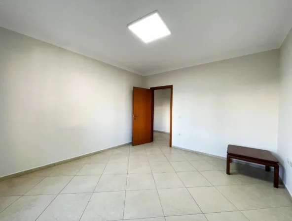 Tirane, jepet me qera ambjent biznesi Kati 1, 110 m² 900 € (RRUGA KAVAJES)