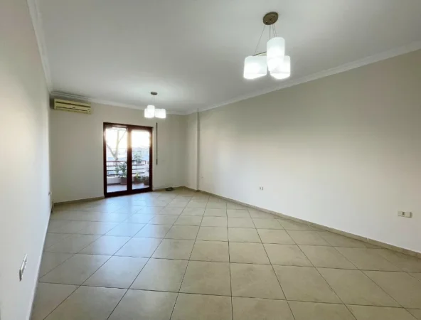 Tirane, jepet me qera ambjent biznesi Kati 1, 110 m² 900 € (RRUGA KAVAJES)