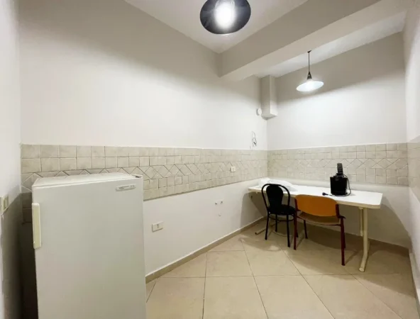 Tirane, jepet me qera ambjent biznesi Kati 1, 110 m² 900 € (RRUGA KAVAJES)