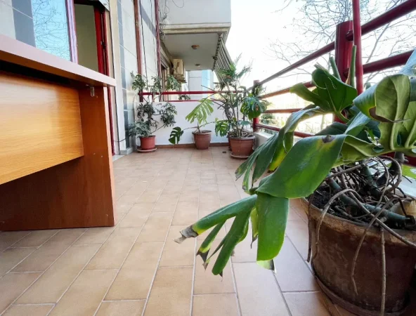 Tirane, jepet me qera ambjent biznesi Kati 1, 110 m² 900 € (RRUGA KAVAJES)