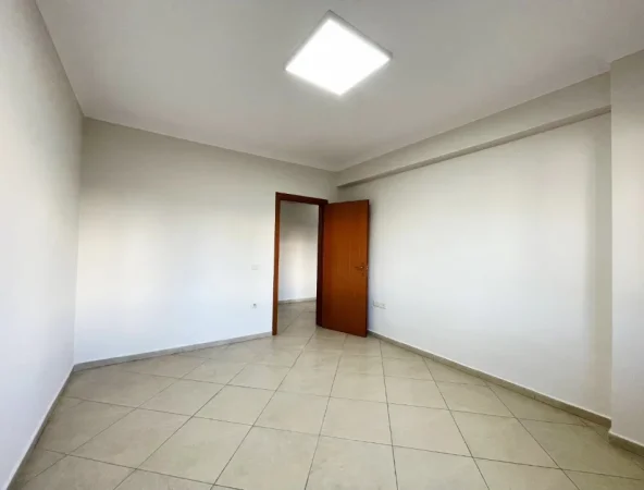 Tirane, jepet me qera ambjent biznesi Kati 1, 110 m² 900 € (RRUGA KAVAJES)