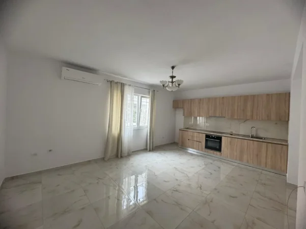 Tirane, jepet me qera apartament 1+1+Ballkon Kati 2, 70 m² 450 € (në zonën e Selitës së Vogël)