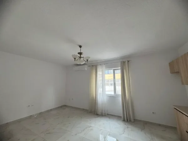 Tirane, jepet me qera apartament 1+1+Ballkon Kati 2, 70 m² 450 € (në zonën e Selitës së Vogël)