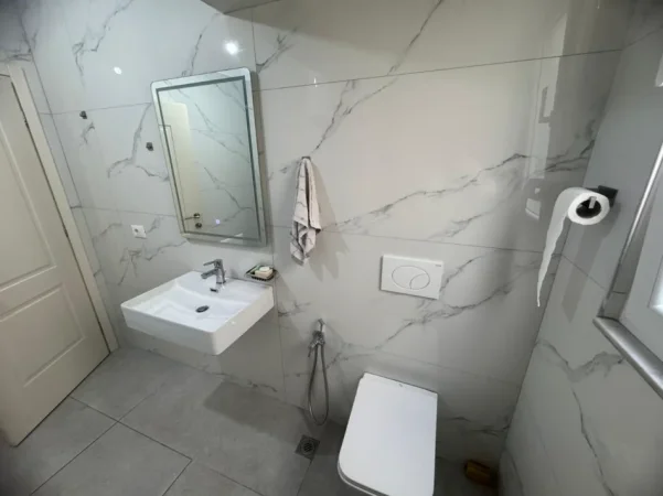 Tirane, jepet me qera apartament 1+1+Ballkon Kati 2, 70 m² 450 € (në zonën e Selitës së Vogël)