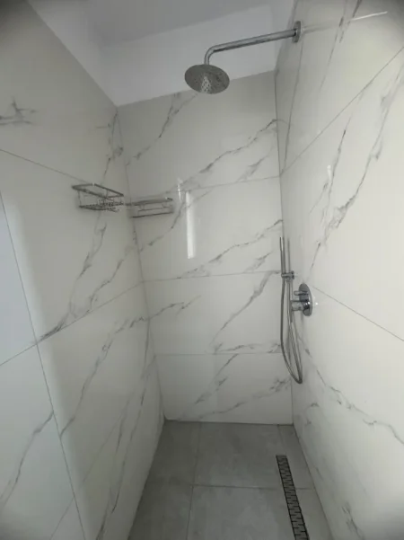 Tirane, jepet me qera apartament 1+1+Ballkon Kati 2, 70 m² 450 € (në zonën e Selitës së Vogël)