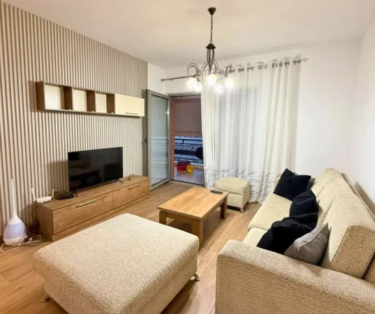 Tirane, jepet me qera apartament 2+1+Ballkon Kati 8, 125 m² 1.000 € (Kompleksi Delijorgji)