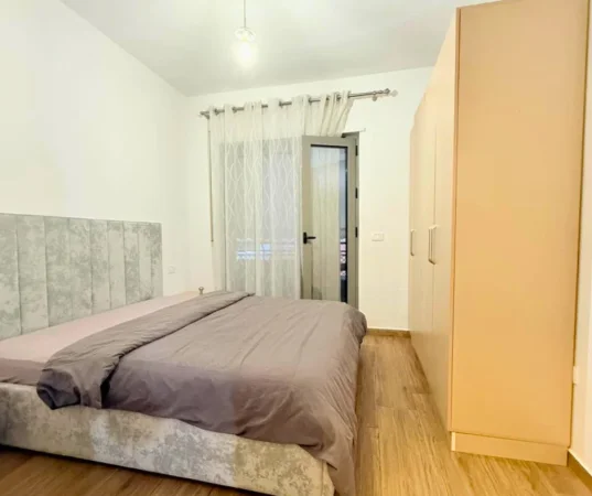 Tirane, jepet me qera apartament 2+1+Ballkon Kati 8, 125 m² 1.000 € (Kompleksi Delijorgji)