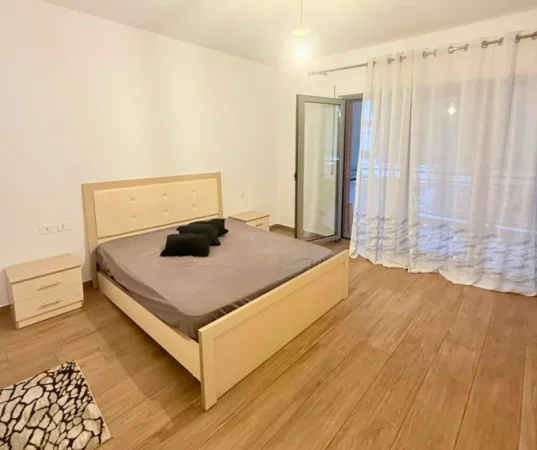 Tirane, jepet me qera apartament 2+1+Ballkon Kati 8, 125 m² 1.000 € (Kompleksi Delijorgji)