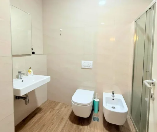 Tirane, jepet me qera apartament 2+1+Ballkon Kati 8, 125 m² 1.000 € (Kompleksi Delijorgji)