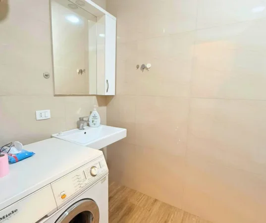 Tirane, jepet me qera apartament 2+1+Ballkon Kati 8, 125 m² 1.000 € (Kompleksi Delijorgji)