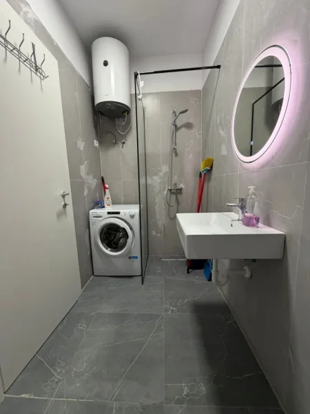 Tirane, jepet me qera apartament 1+1 Kati 4, 64 m² 420 € (Univers City)