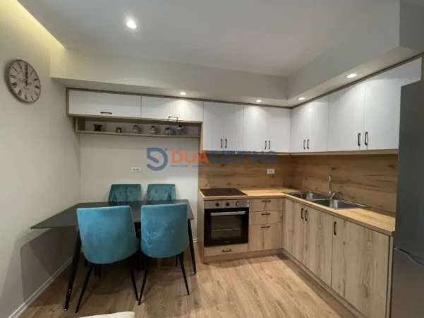 Tirane, jepet me qera apartament 2+1 , 72 m² 500 € (Brryli)