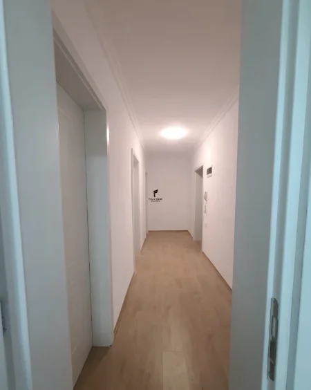 Tirane, jepet me qera zyre Kati 3, 88 m² 1.200 € (QENDER)