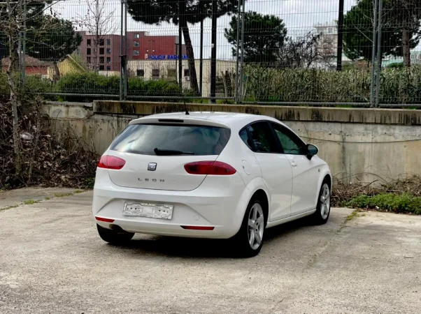 Tirane, shes makine Seat Leon Nafte, e bardhë manuale Klima 185.000 km 4.700 €
