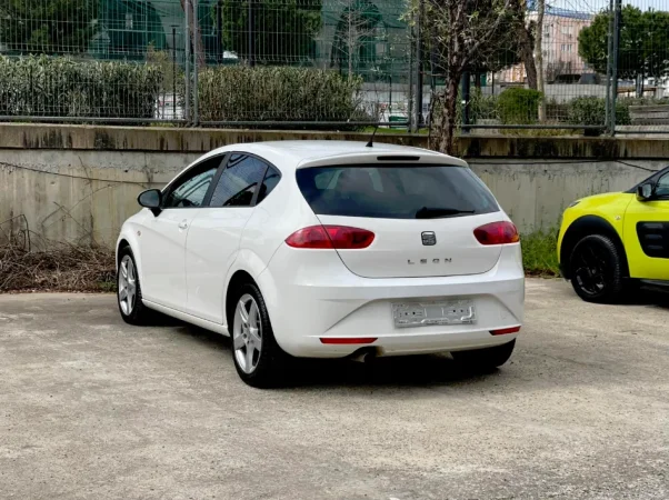 Tirane, shes makine Seat Leon Nafte, e bardhë manuale Klima 185.000 km 4.700 €