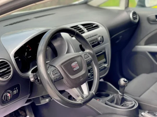 Tirane, shes makine Seat Leon Nafte, e bardhë manuale Klima 185.000 km 4.700 €