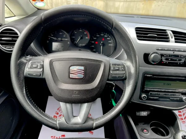 Tirane, shes makine Seat Leon Nafte, e bardhë manuale Klima 185.000 km 4.700 €