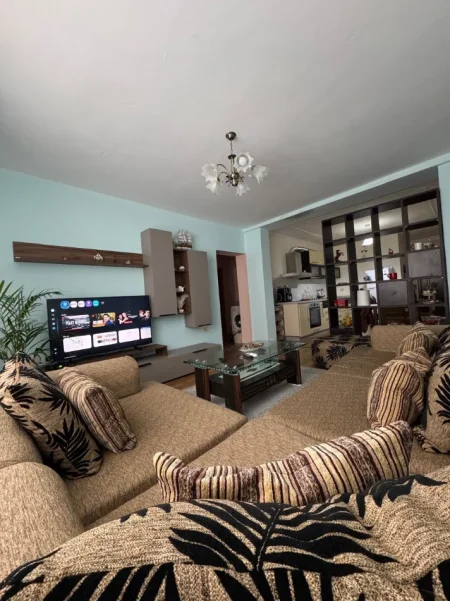 Tirane, jepet me qera apartament 1+1+Ballkon Kati 5, 75 m² 700 €