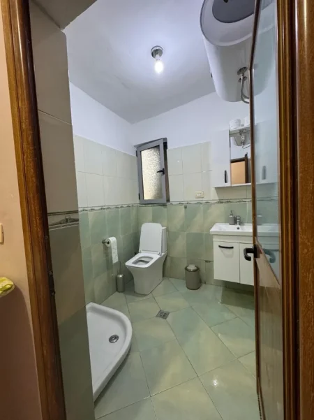 Tirane, jepet me qera apartament 1+1+Ballkon Kati 5, 75 m² 700 €