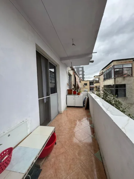 Tirane, jepet me qera apartament 1+1+Ballkon Kati 5, 75 m² 700 €