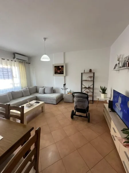 Tirane, jepet me qera apartament 2+1 Kati 2, 100 m² 650 € (LIQENI ARTIFICIAL)