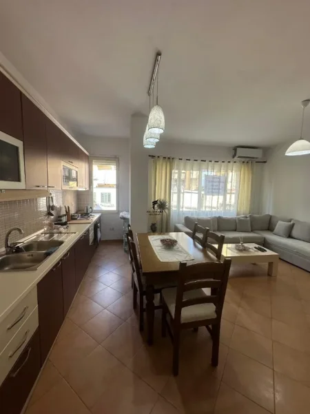 Tirane, jepet me qera apartament 2+1 Kati 2, 100 m² 650 € (LIQENI ARTIFICIAL)