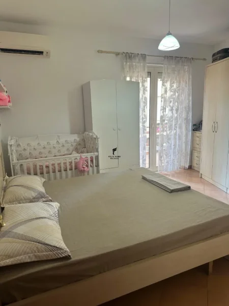 Tirane, jepet me qera apartament 2+1 Kati 2, 100 m² 650 € (LIQENI ARTIFICIAL)