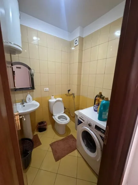 Tirane, jepet me qera apartament 2+1 Kati 2, 100 m² 650 € (LIQENI ARTIFICIAL)